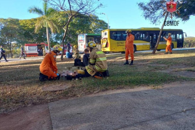 Com o acidente, o trânsito no local foi interditado -  (crédito: Divulgação/ CBMDF)