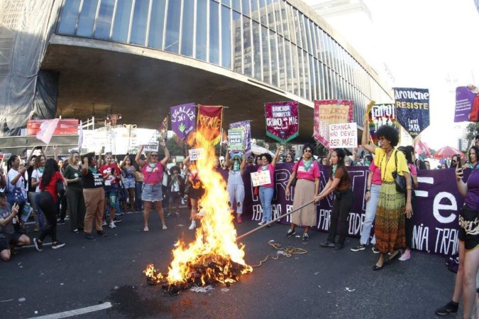 Manifestantes protestam pelo arquivamento do PL Antiaborto em frente ao Museu de Arte de São Paulo (Masp), mesmo após recuo do Congresso -  (crédito: Paulo Pinto/Agência Brasil)