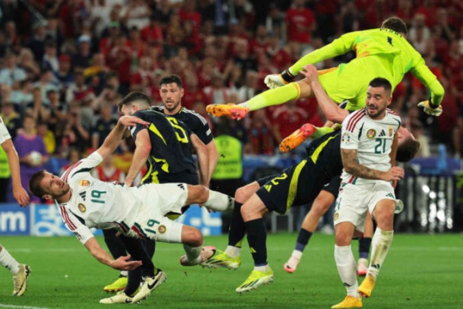 Choque triplo também marca jogo da Eurocopa  -  (crédito: Foto: Lluis Gene/AFP via Getty Images)
