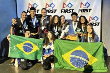 A equipe Albatroid na cerimônia de premiação da competição norte-americana
 -  (crédito: Samira Pádua/ Sesi-DF)