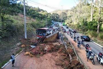 Mulher entra em trabalho de parto no congestionamento da MG-030 - @estev4m