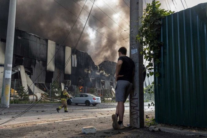 Bombeiros combatem as chamas após um ataque com mísseis russos em Odessa, na costa do Mar Negro 