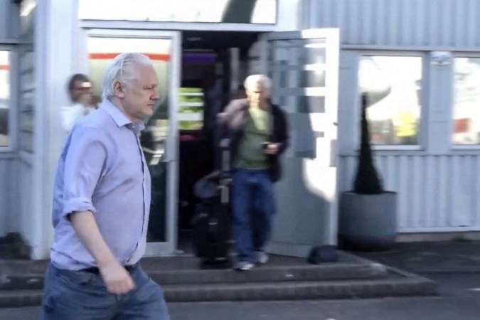 Imagem mostra o fundador do Wikileaks, Julian Assange, caminhando para embarcar em um avião no Aeroporto Stansted de Londres em 24 de junho de 2024.
       -  (crédito: WikiLeaks / AFP)