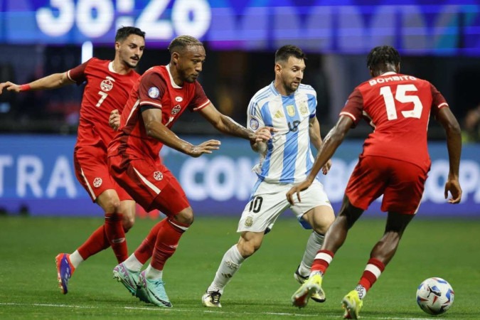 Na primeira rodada, a Argentina de Messi venceu o Canadá por 2 x 0 -  (crédito: Alex Slitz / AFP)