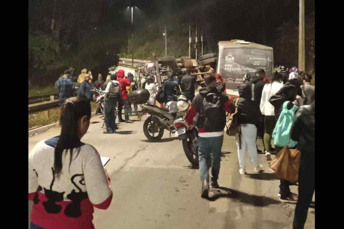 Acidente com ônibus e carreta fechou o trânsito no sentido Nova Lima/BH, na MG-030 -  (crédito: Reprodução/Redes sociais)