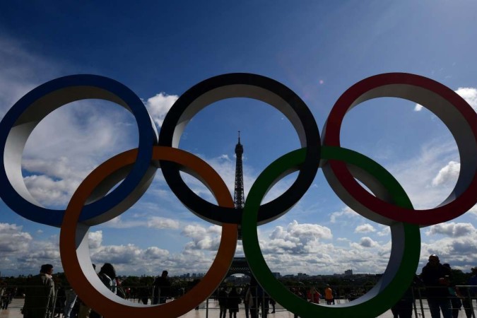Uma foto tirada em 14 de setembro de 2017 mostra os anéis olímpicos na Esplanada do Trocadero, perto da Torre Eiffel, em Paris, depois que o Comitê Olímpico Internacional nomeou Paris como cidade-sede dos Jogos Olímpicos de Verão de 2024 (Paris-2024) -  (crédito: FRANCK FIFE/AFP)