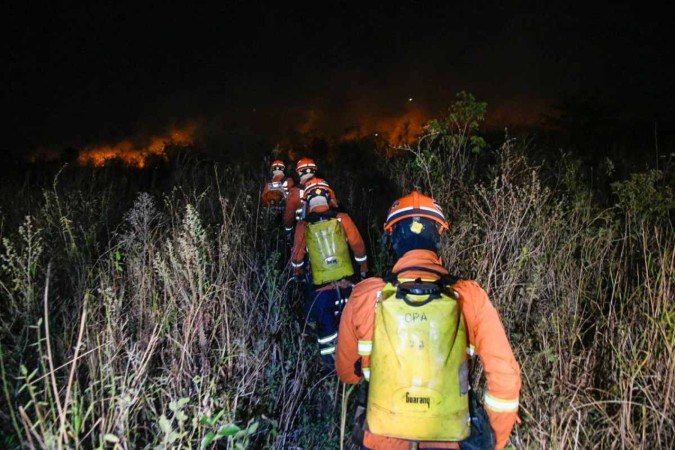 Equipes dos bombeiros realizam operações para combater incêndios à noite no Pantanal -  (crédito: Divulgação/Governo MS)