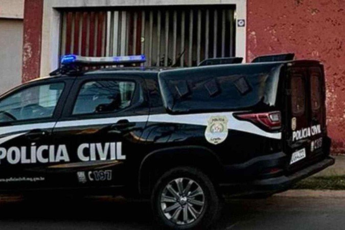 Viatura da Polícia Civil em frente a casa de idosos, em Montes Claros -  (crédito: Divulgação / PCMG)