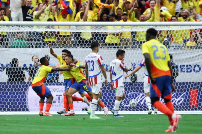  Colombianos comemoram o gol de Muñoz (centro, sendo celebrado pelos companheiros) o primeiro no duelo contra o Paraguai -  (crédito: Foto:  Aric Becker/AFP via Getty Images)