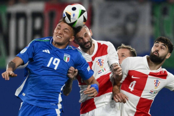  Italy's forward #19 Mateo Retegui (L) fights for the ball with Croatia's midfielder #11 Marcelo Brozovic (C) and Croatia's defender #04 Josko Gvardiol (R) during the UEFA Euro 2024 Group B football match between the Croatia and Italy at the Leipzig Stadium in Leipzig on June 24, 2024. (Photo by Christophe SIMON / AFP)
     -  (crédito:  AFP via Getty Images)