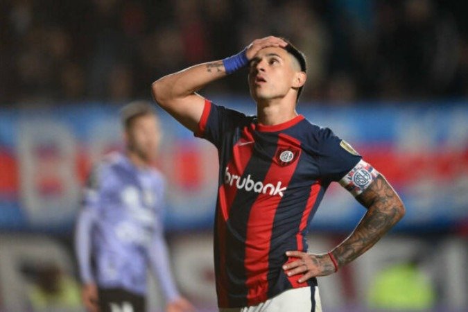  San Lorenzo's Paraguayan forward Adam Bareiro reacts after missing a chance to score during the Copa Libertadores group stage second leg football match between Argentina's San Lorenzo and Ecuador's Independiente del Valle at the Pedro Bidegain stadium in Buenos Aires, on May 9, 2024. (Photo by Luis ROBAYO / AFP)
     -  (crédito:  AFP via Getty Images)
