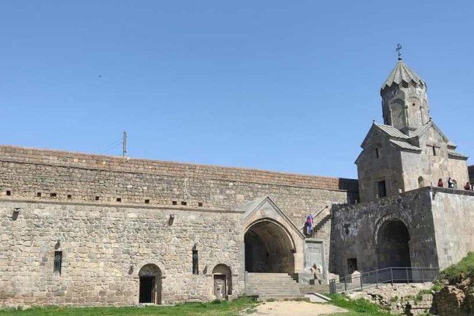 A entrada no Monastério de Tatev, com a Igreja da Santa Virgem à direita