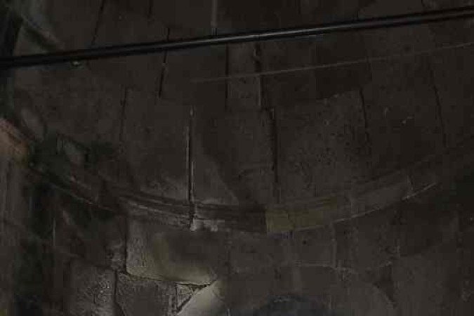 Interior de um dos templos no Monastério de Tatev