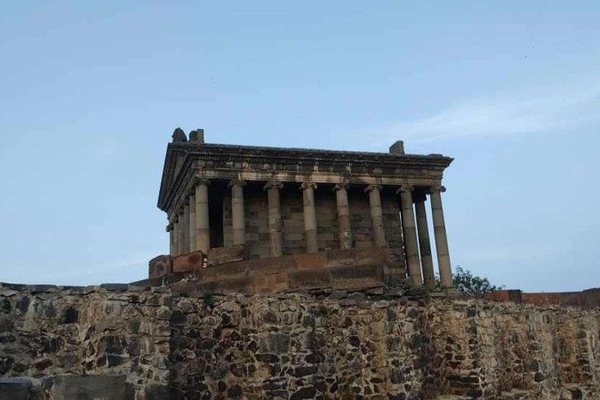 Templo de Garni, dedicado ao culto pagão a Mitra, 
o deus-Sol