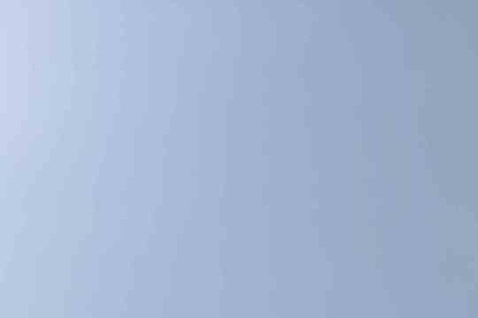 O Monte Ararat fotografado atrás do pórtico de igreja 
em Khor Virap 