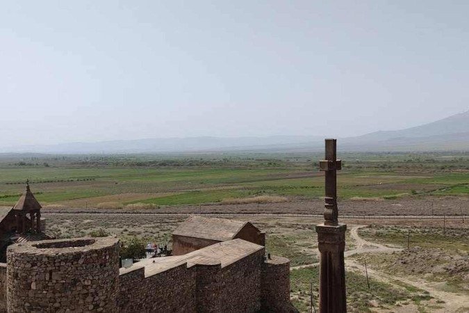 No primeiro plano, à direita de Khor Virap, a cruz de São Judas Tadeu e São Bartolomeu
