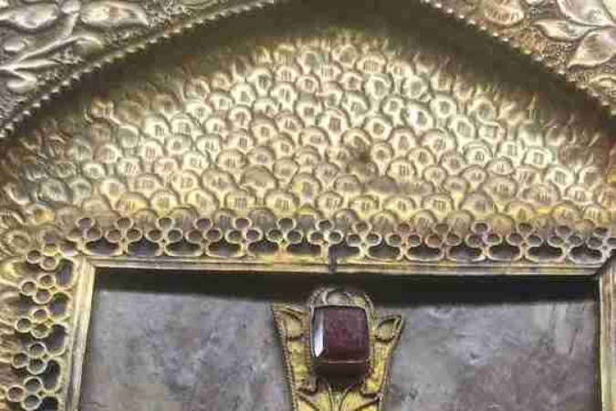 A relíquia da Arca de Noé: um suposto fragmento de madeira em uma placa de ouro e pedras preciosas 