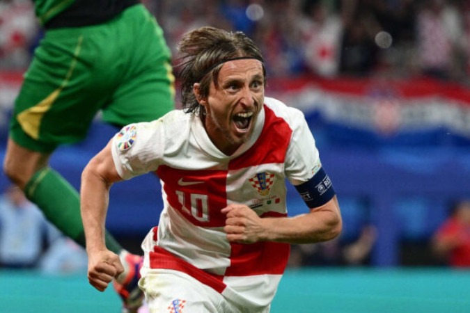  Croatia's midfielder #10 Luka Modric celebrates scoring his team's first goal during the UEFA Euro 2024 Group B football match between the Croatia and Italy at the Leipzig Stadium in Leipzig on June 24, 2024. (Photo by Christophe SIMON / AFP)
     -  (crédito:  AFP via Getty Images)