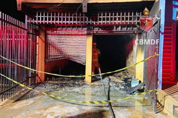Todo o material presente na loja foi completamente destruído pelas chamas -  (crédito: CBMDF/Divulgação)
