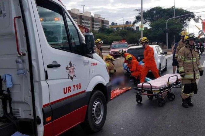 Nesta segunda-feira (24/6), um motociclista atropelou um homem e colidiu contra um carro na EPIG -  (crédito: CBMDF)