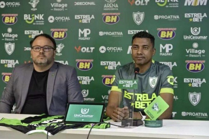 Kleberson com o Fred Cascardo, diretor do clube mineiro -  (crédito: Foto: Mourão Panda América MG)