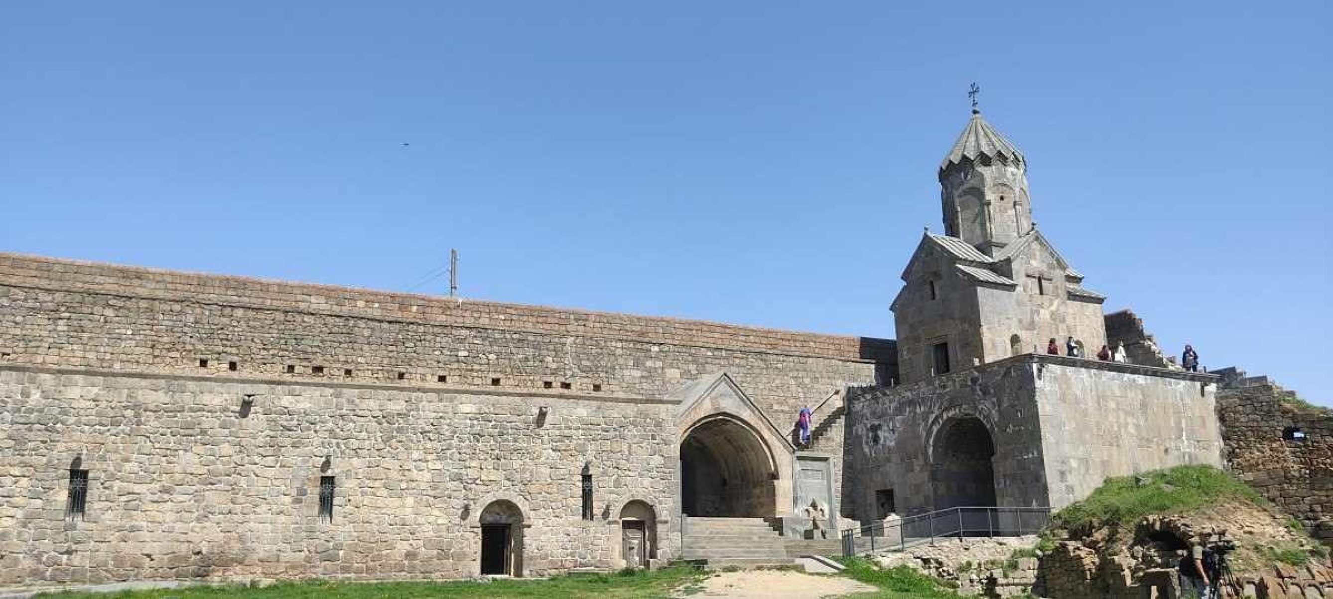 A entrada no Monastério de Tatev, com a Igreja da Santa Virgem à direita 