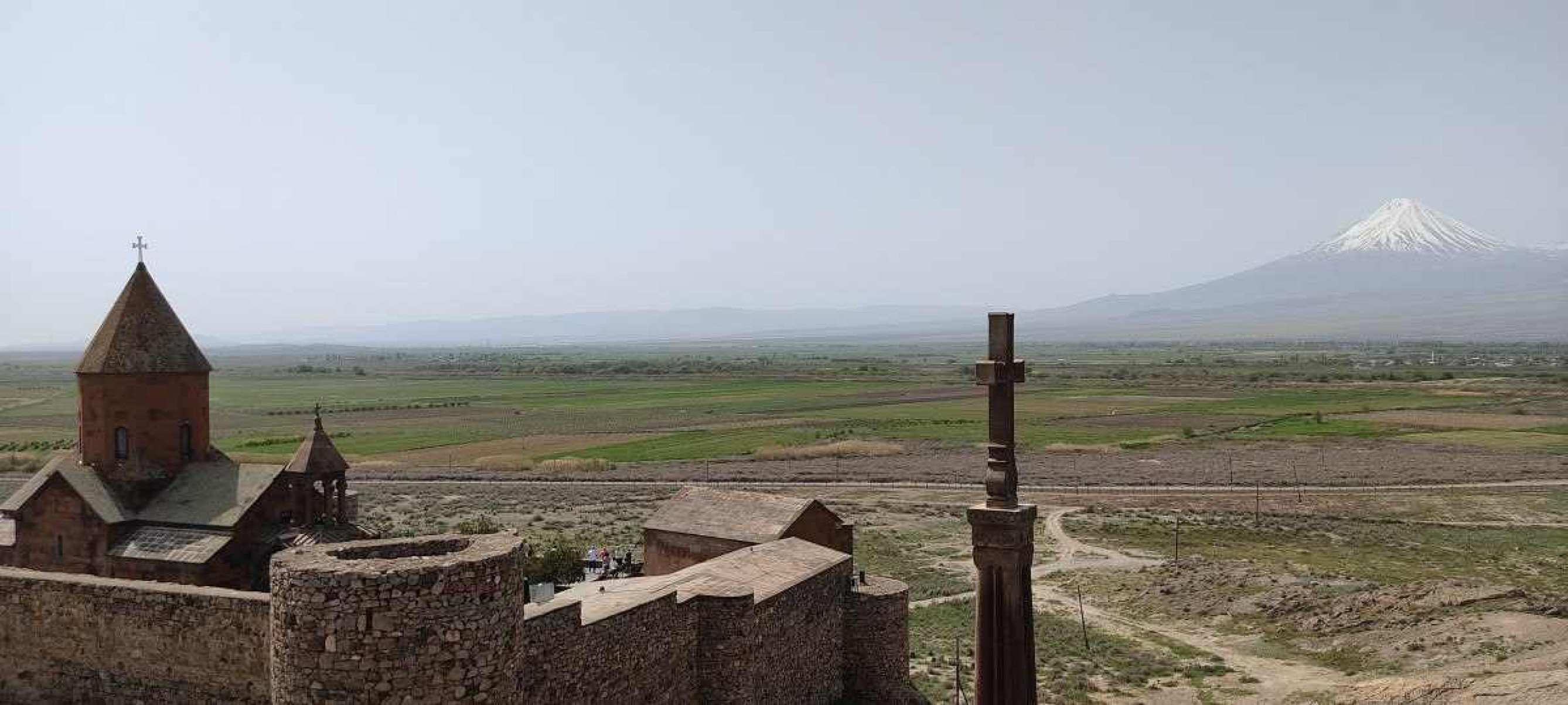 No primeiro plano, à direita de Khor Virap, a cruz onde São Judas Tadeu e São Bartolomeu se encontraram