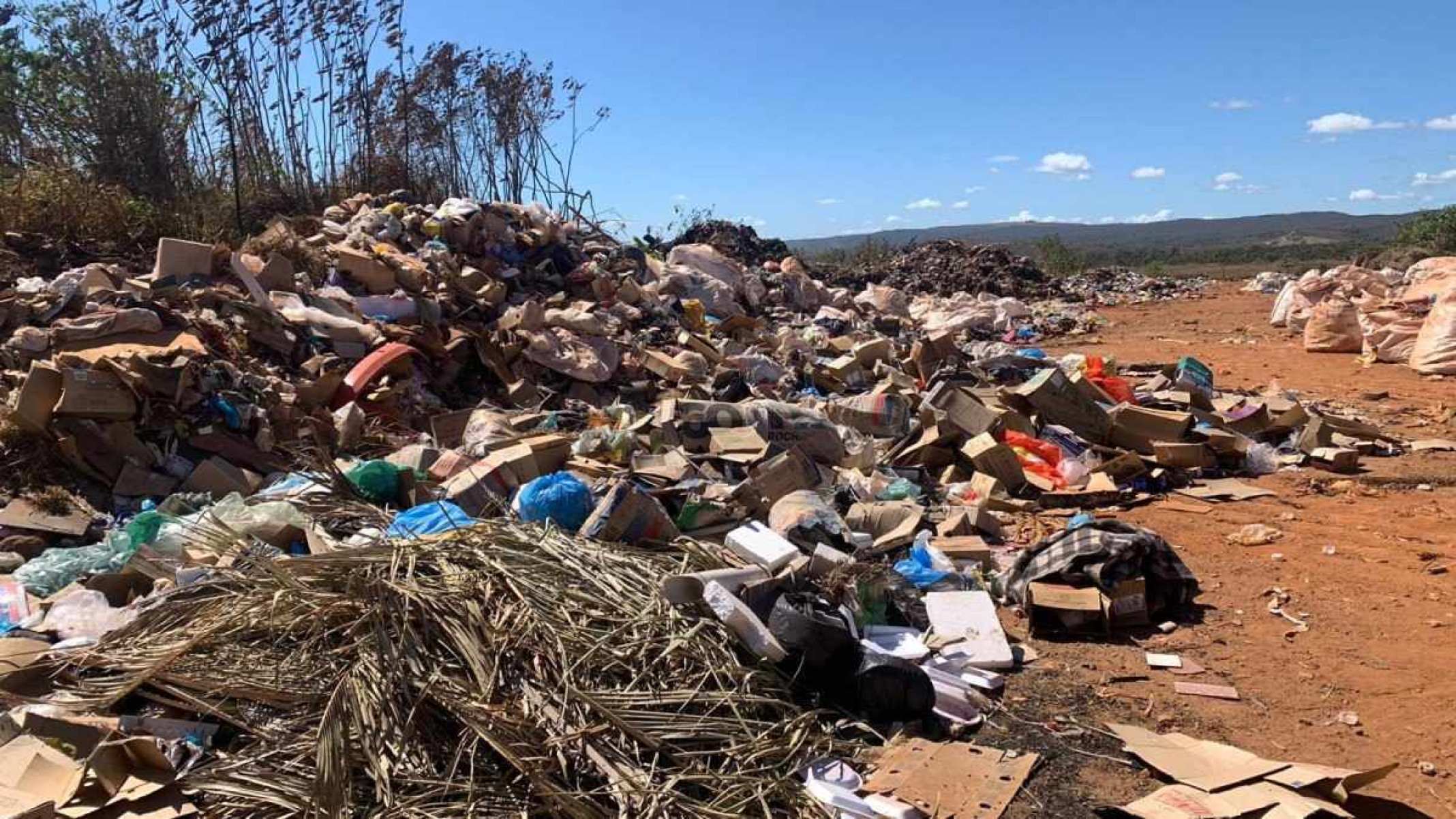 Lixões a céu aberto desafiam a Chapada dos Veadeiros