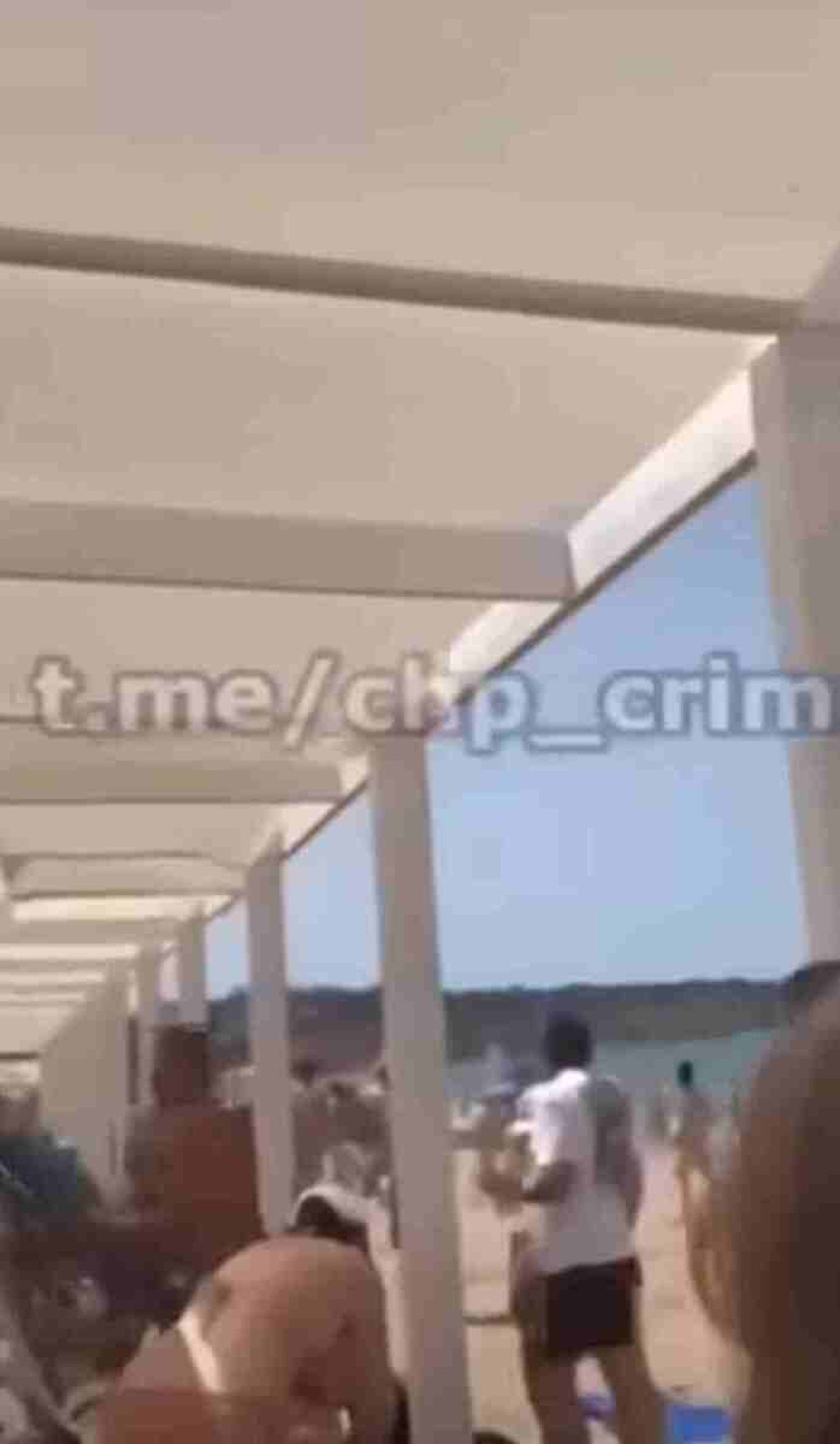 Momento em que banhistas foram surpreendidos pelas explosões sobre a praia Momento em que banhistas foram surpreendidos pelas explosões sobre a praia