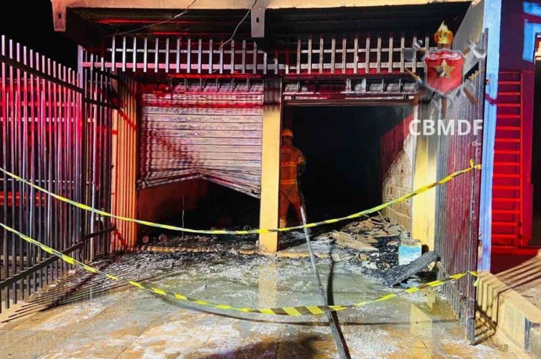 Incêndio atinge loja de sofás em Ceilândia e mobiliza bombeiros