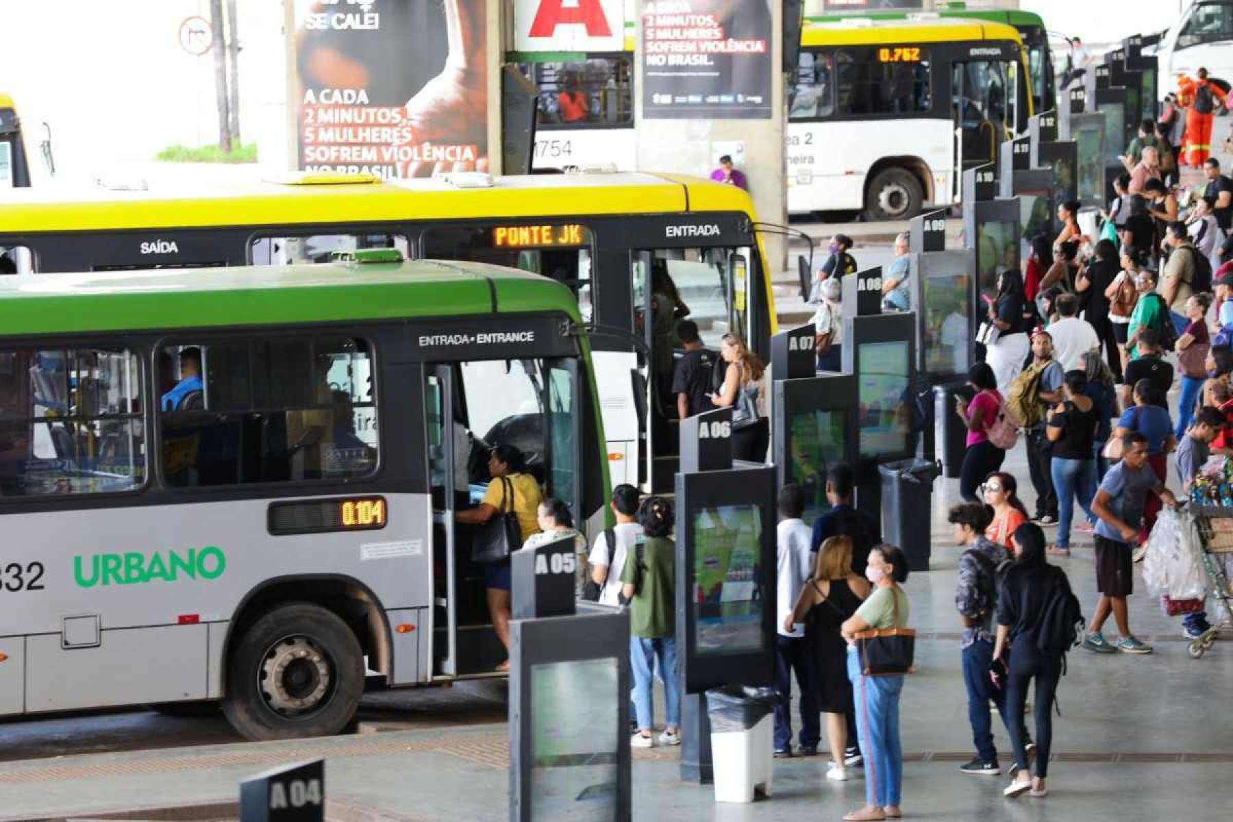 Justiça impede ampliação de linhas de ônibus que não aceitam dinheiro no DF