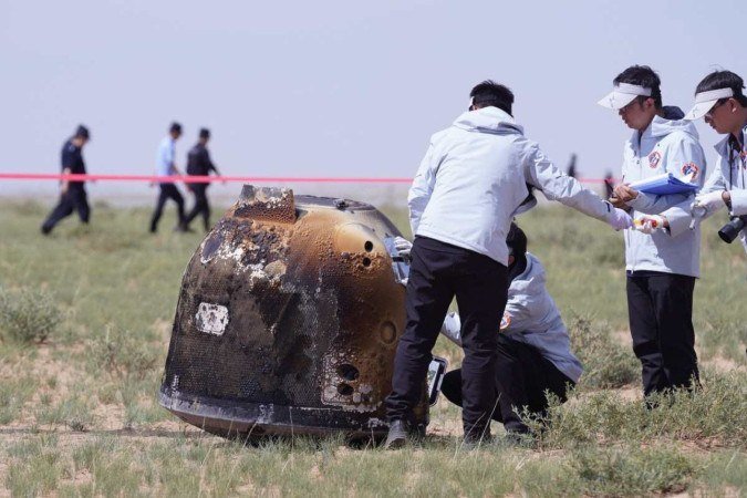  Officials prepare to recover the landing module of the Chang?e-6 moon probe after it landed in Inner Mongolia, in northern China on June 25, 2024. A Chinese probe carrying samples from the far side of the Moon returned to Earth on June 25, capping a technically complex 53-day mission heralded as a world first. (Photo by AFP) / China OUT
      