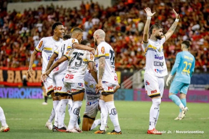 Jogadores do Novorizontino comemoram gol na Arena de Pernambuco -  (crédito: Foto: ozzair_junior / Novorizontino)