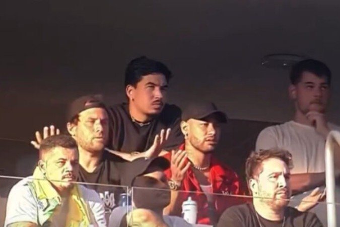 Neymar durante tentativa de compra de camisas da Seleção com ambulantes -  (crédito: Foto: Reprodução Redes Sociais)