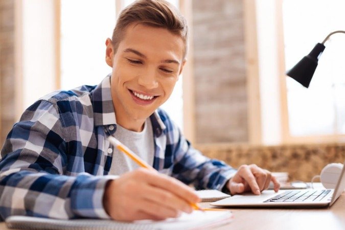 Com cinco meses para os vestibulares, estudantes devem ajustar estudos e cuidados pessoais para enfrentar essa fase desafiadora (Imagem: Dmytro Zinkevych | Shutterstock) - (crédito: EdiCase - Geral) Com cinco meses para os vestibulares, estudantes devem ajustar estudos e cuidados pessoais para enfrentar essa fase desafiadora (Imagem: Dmytro Zinkevych | Shutterstock) - (crédito: EdiCase - Geral)