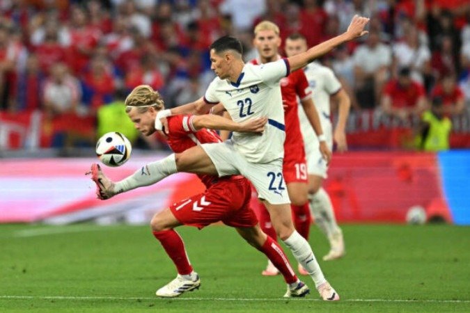 Denmark's midfielder #21 Morten Hjulmand (L) fights for the ball with Serbia's midfielder #22 Sasa Lukic during the UEFA Euro 2024 Group C football match between Denmark and Serbia at the Munich Football Arena in Munich on June 25, 2024. (Photo by MIGUEL MEDINA / AFP)
- (crédito: AFP via Getty Images) Denmark's midfielder #21 Morten Hjulmand (L) fights for the ball with Serbia's midfielder #22 Sasa Lukic during the UEFA Euro 2024 Group C football match between Denmark and Serbia at the Munich Football Arena in Munich on June 25, 2024. (Photo by MIGUEL MEDINA / AFP)
- (crédito: AFP via Getty Images)