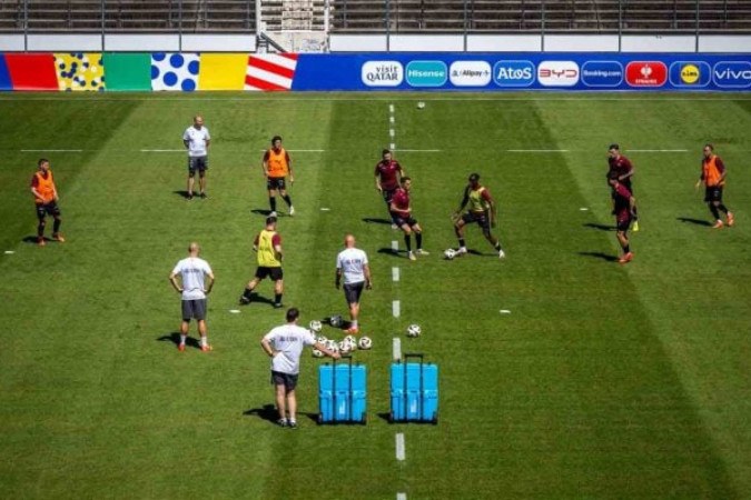 Jogadores da Suíça durante treinamento da seleção - Foto: Fabrice Cofrini/AFP via Getty Images -  (crédito: Fabrice Cofrini/AFP via Getty Images)