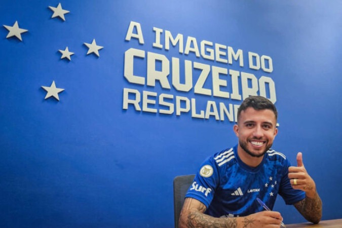 O meia em seu anúncio oficial no clube mineiro -  (crédito: Foto: Divulgação/Cruzeiro)