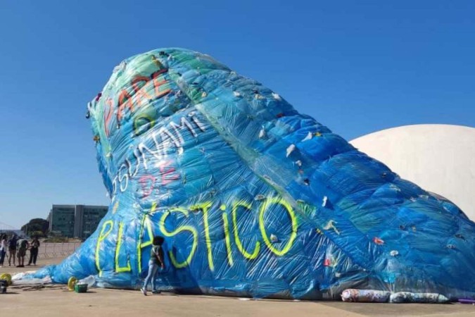 "O tsunami de plástico" retrata a alarmante presença de plástico nos oceanos, agora infiltrado no ar, na água e nos alimentos que consumimos -  (crédito: Ed Alves/CB/D.A Press)
