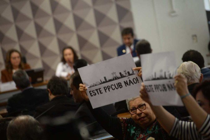 Estão presentes na audiência os deputados distritais Fábio Félix (PSOL) e Gabriel Magno (PT); o presidente do Iphan, Leandro Grass, além de membros da academia e urbanistas. Do lado de fora do Senado, um grupo de pessoas interessadas em participar da audiência foi barrado pelo fato do plenário da comissão estar lotado -  (crédito: Ed Alves/CB/D.A Press)