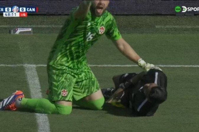 Crepeau, goleiro do Canadá, pede a entrada dos médicos logo após o bandeirinha Panjoj cair desacordado -  (crédito: Foto: reprodução de TV)