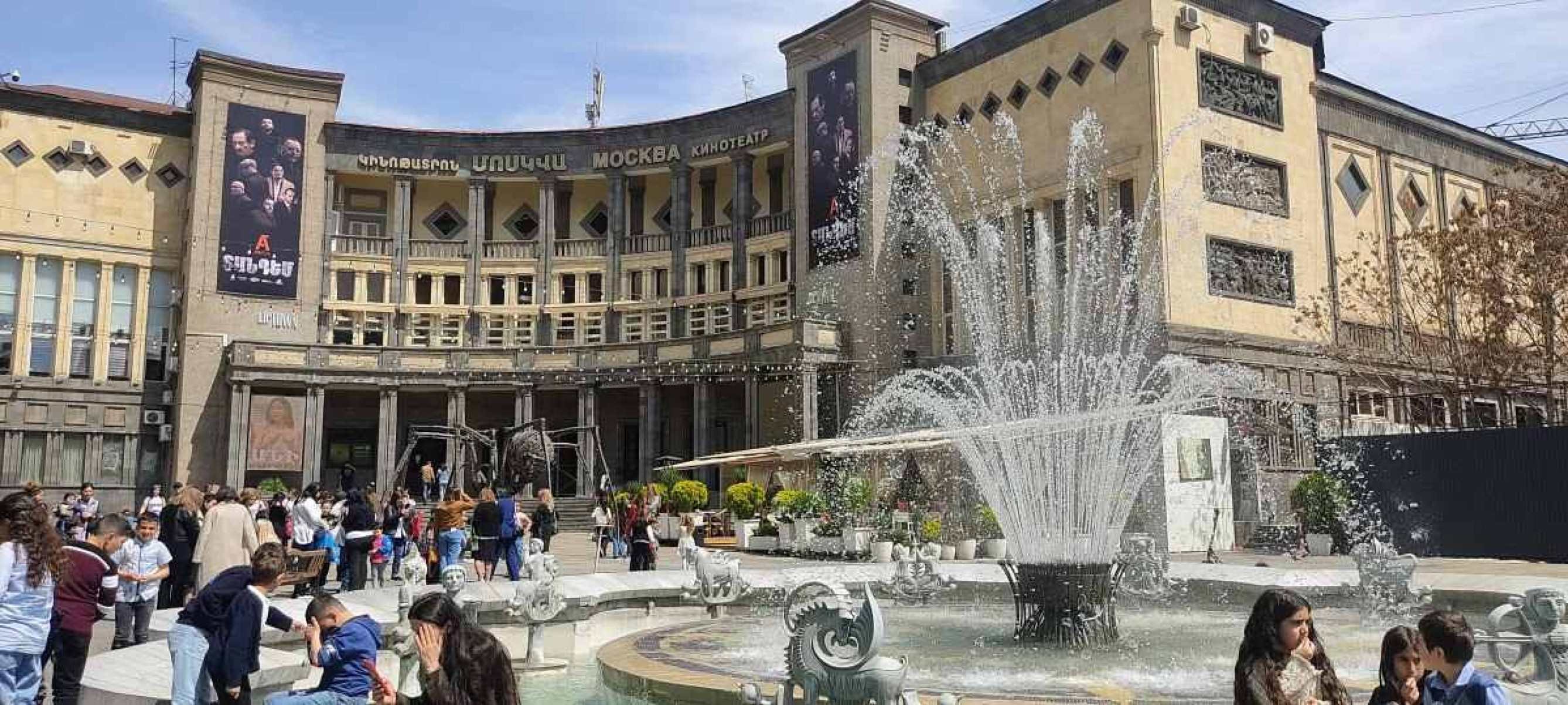 Praça Charles Aznavour, que abriga  o cinema Moscou, da era soviética, no centro de Yerevan