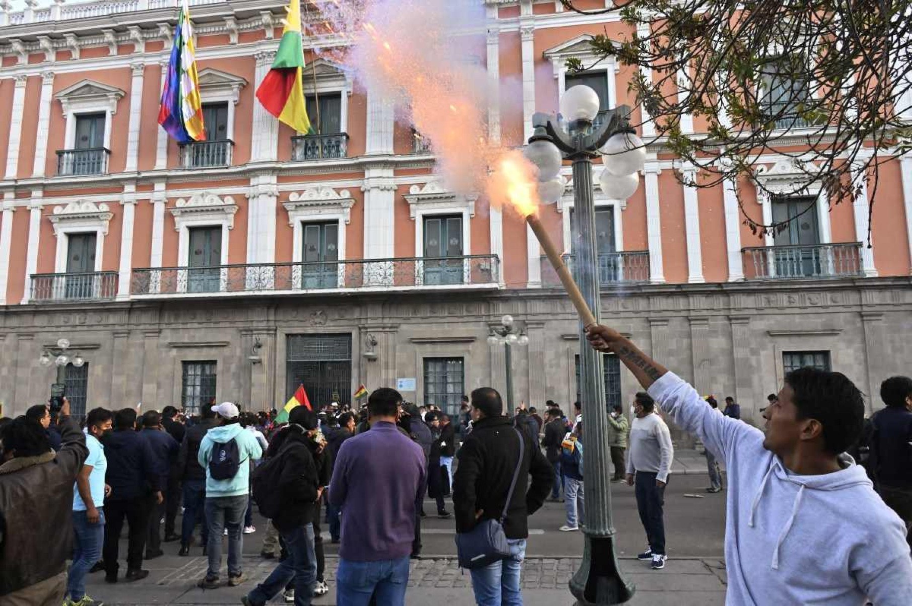 Militares recuam e deixam Praça Murillo após pressão popular na Bolívia
