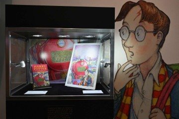 J.K.Rowling e Thomas Taylor eram desconhecidos quando o livro foi publicado, e poucos esperavam que ele se tornasse um fenômeno mundial -  (crédito: ANGELA WEISS / AFP)