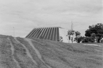Fotografia de Diego Bresani registra os caminhos formados pelos pedestres de Brasília -  (crédito: Divulgação)