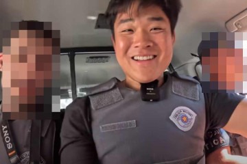 Nas filmagens, Gen Kimura aparece dentro da viatura e ao lado dos policiais -  (crédito: Reprodução/YouTube/GEN)