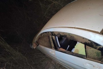 Carro em que vítimas viajavam caiu numa ribanceira -  (crédito: PMDF)