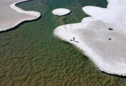 Pesquisadores descobriram lagoas de micróbios em deserto na Argentina, após  detectarem uma rede de piscinas estranhas em imagens de satélite.  Puna de Atacama, no noroeste do país, é um planalto gigantesco, mais de 3,6 km acima do nível do mar.  O FLIPAR mostrou e republica para quem não viu  -  (crédito: Divulgação)