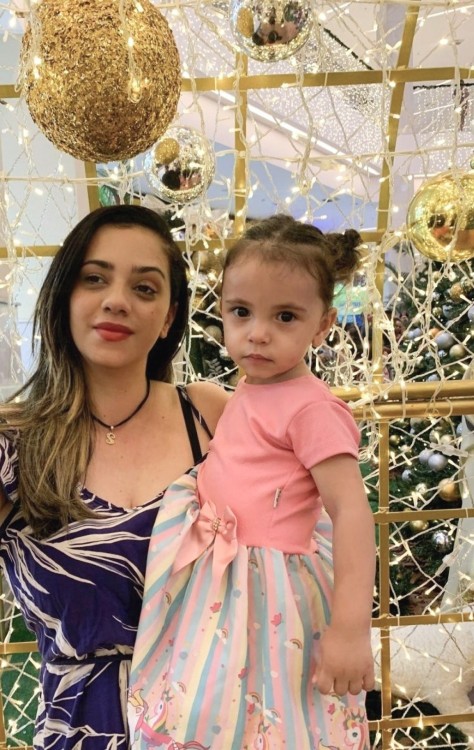 Sumaia Adnan Mustafá, de 48 anos e a filha Ayla de 2 anos e cinco meses, 