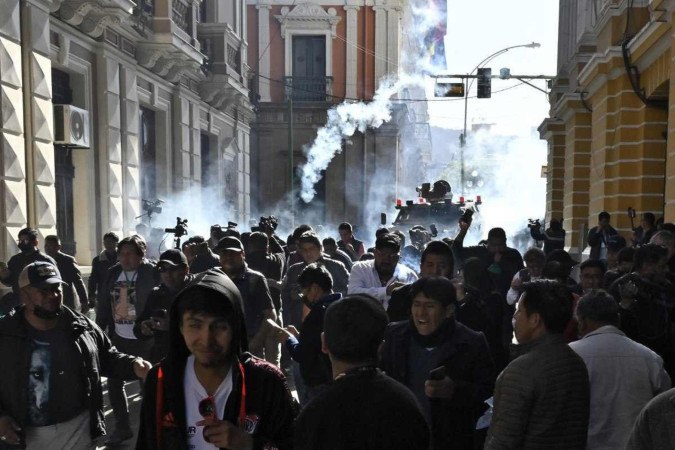 Soldados disparam gás lacrimogêneo contra simpatizantes de Luis Arce, em frente ao Palácio Quemado: mobilização atípica das tropas     -  (crédito: Aizar Raldes/AFP)